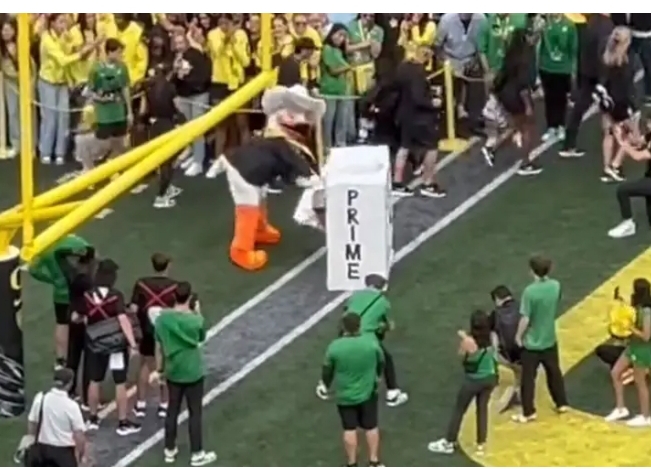 Oregon mascot trolls Deion Sanders — but hilariously loses head in process