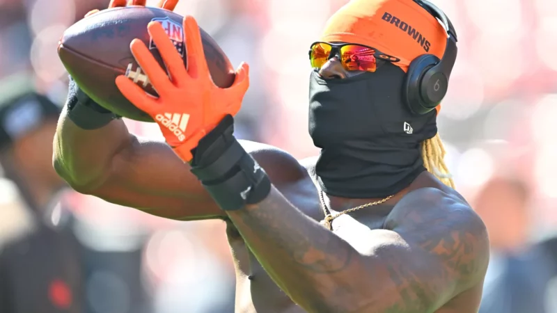 After a fire pit accident, Cleveland Browns player David Njoku shares the first images of his burned face.