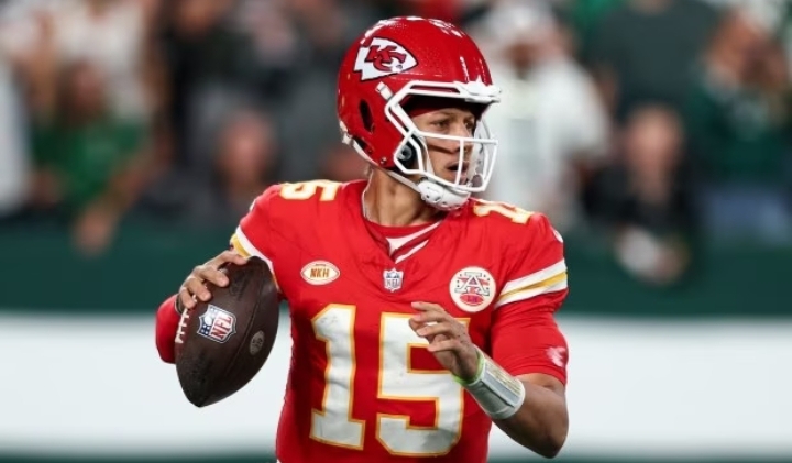 Patrick Mahomes chases history against Vikings as Travis Kelce-Taylor Swift rumors swirl