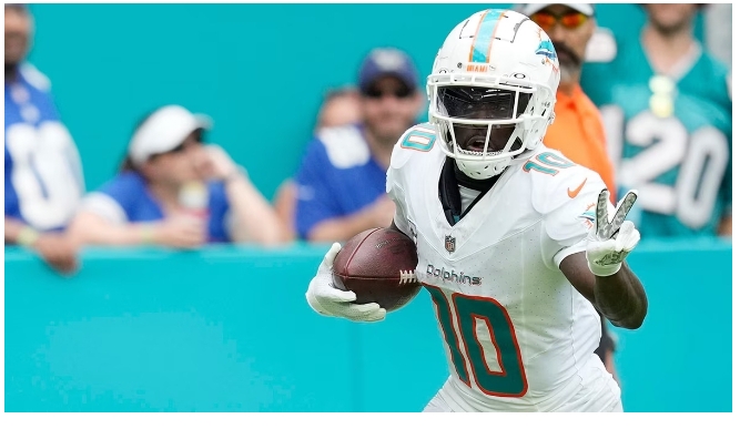 Dolphins fan swipes ball intended for Tyreek Hill’s mom after Miami star’s touchdown