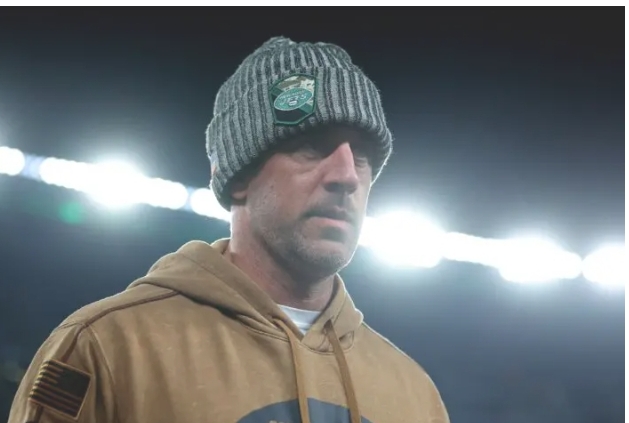 Green Bay Packers Star Questions Aaron Rodgers’ Suspicious Looking Glass ‘Beaker’ At Jets Game