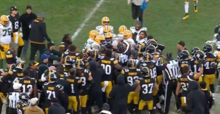 The Packers-Steelers game ended in a brawl after an ugly snap by Green Bay’s Zach Thome.