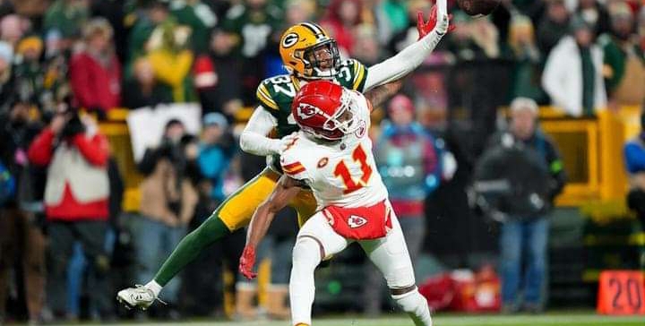 Officiating mistakes mar final drive of Packers’ win over Chiefs on ‘Sunday Night Football’